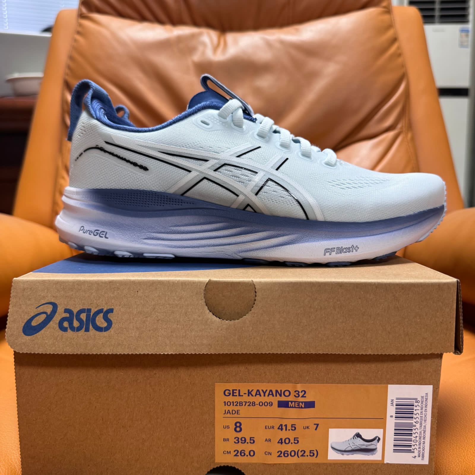 40dd6650-dc96-49b7-851f-cf9a1d329a17 Asics Gel-Kayano 32 running shoe in a white and blue colorway. - Image 1
